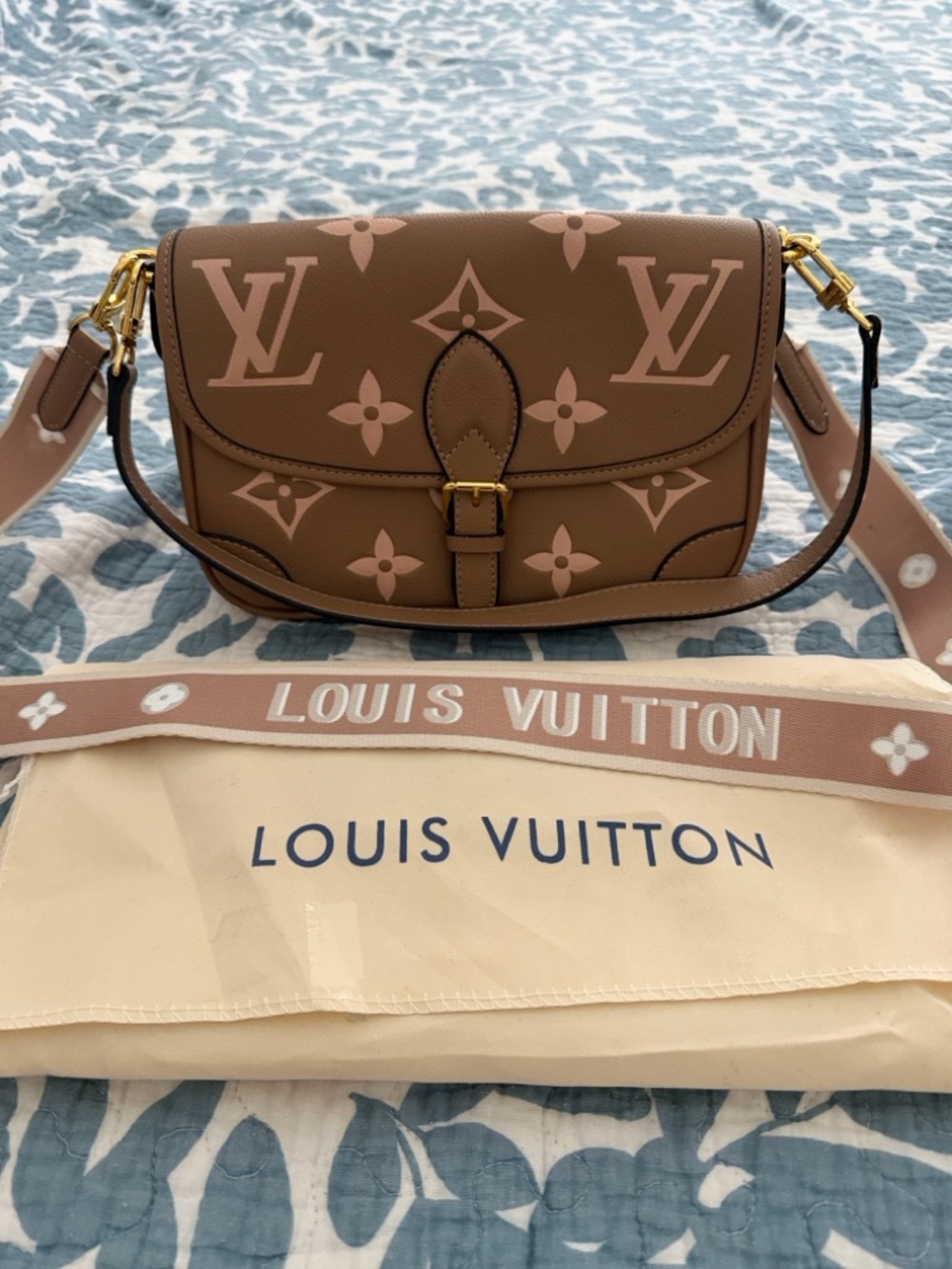 Look alike never used Crossbody Bag